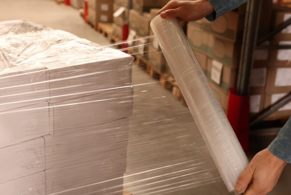 Folia stretch ręczna – zalety, korzyści i ekologiczne zastosowanie