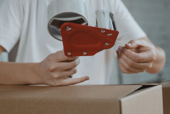 Rodzaje taśm samoprzylepnych – akryl, hot-melt i solvent. Którą wybrać?